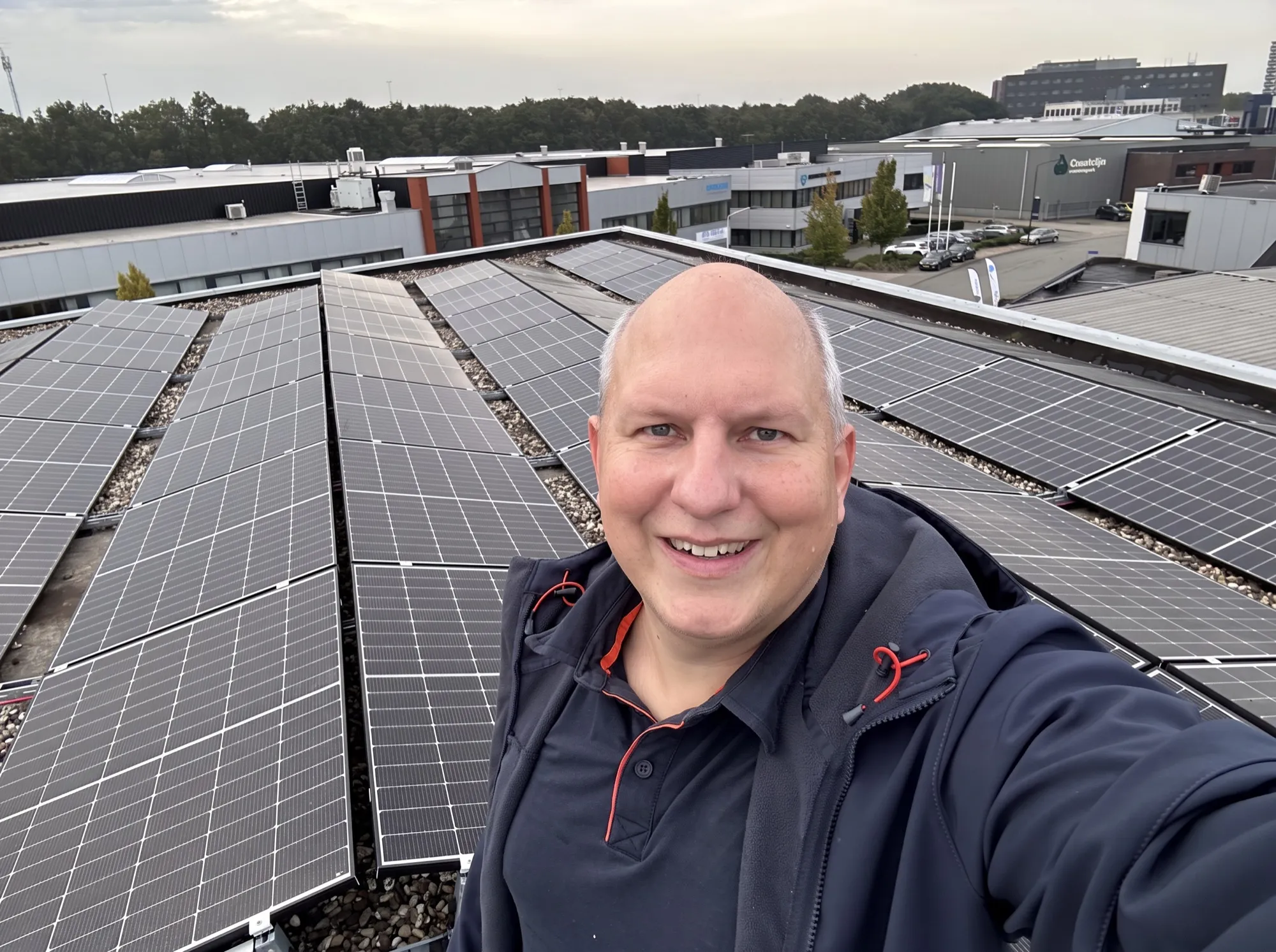 Robin de Jong op een bedrijfsdak vol zonnepanelen